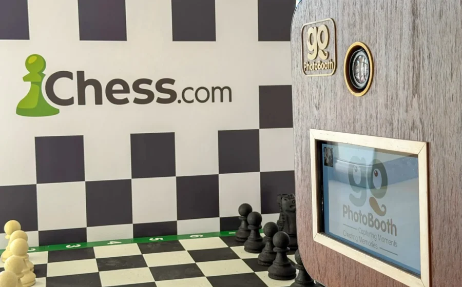 Το Vintage GoPhotoBooth μπροστά στο σκακιστικό σκηνικό της Chess.com στο gala στη Χαλκιδική